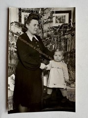 orig. Photo postcard Christmas Christmas tree around 1930 celebration family child mother