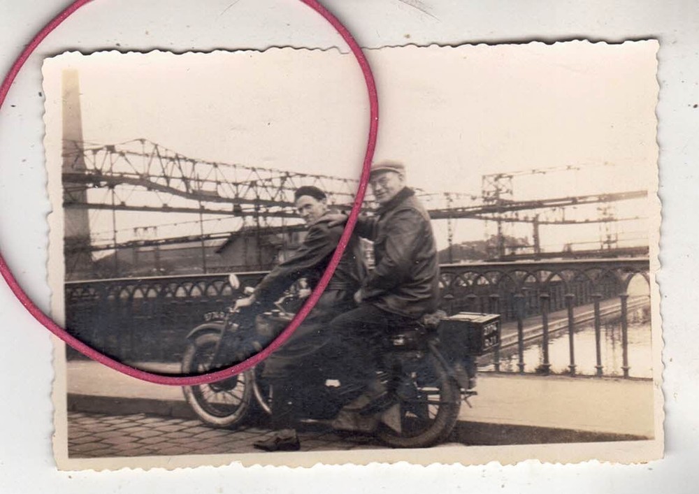 PHOTO PHOTO CAR AUTOMOBILES OLD MOTORCYCLE BRAND TO DETERMINE
