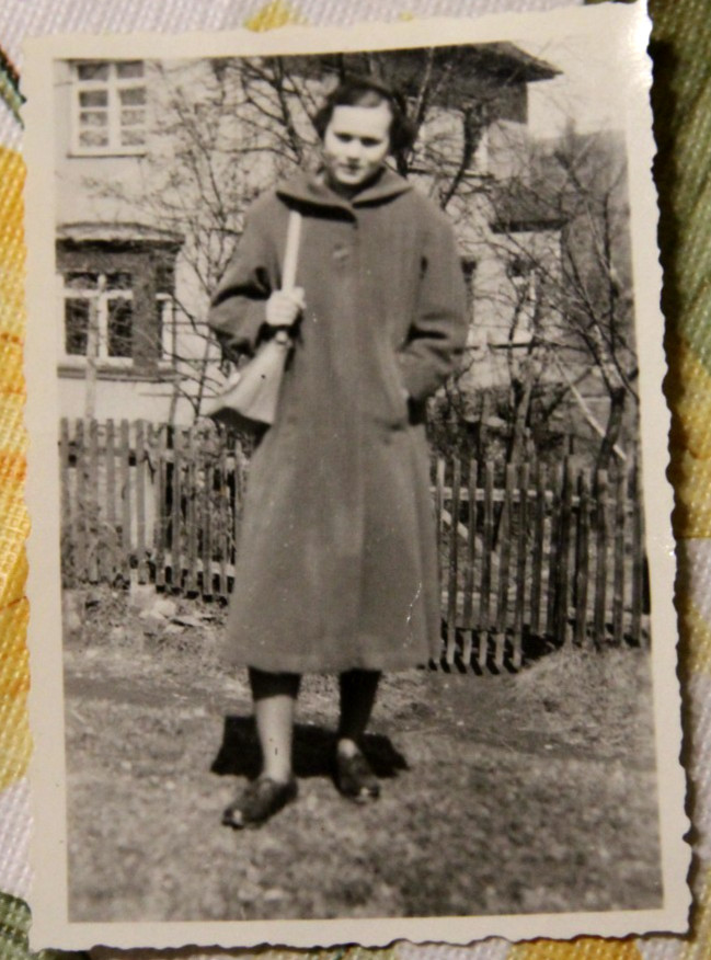 Photo 1954 girl woman coat GDR Zschopau 6x9cm Vintage AL