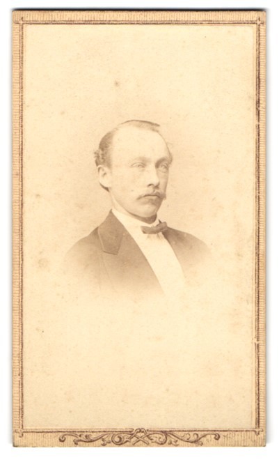 Photograph Georg Wassmuth, Vienna, Circus-Gasse 50, middle-class gentleman with Schn
