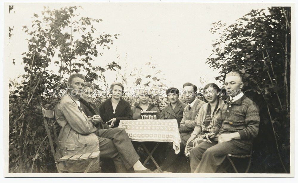 Ernste Gesellschaft bei Likör – Mode Freizeit – Altes Foto 1920er