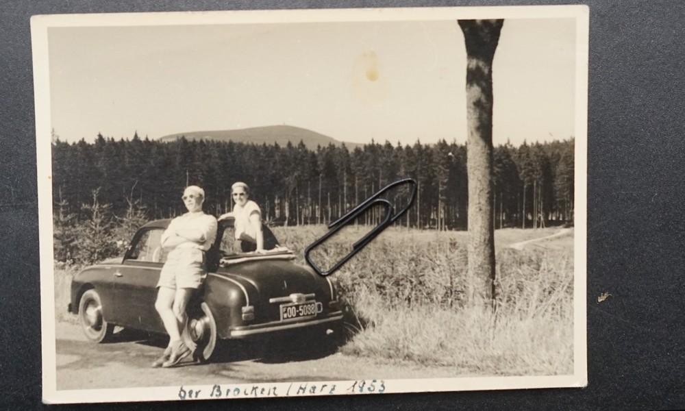 Photo Portrait Woman Man Car Brocken Resin 1953 License Plate FW Gutbrod Superior