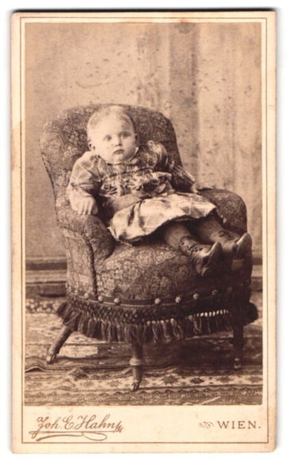 Photograph Joh. E. Hahn, Vienna, Mariahilferstrasse 105, portrait little girl