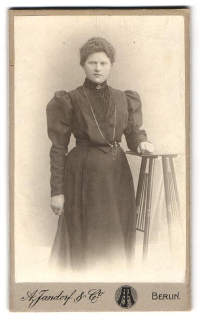 Photograph A. Jandorf & Co., Berlin, Spittelmarkt 16/17, woman in Victorian