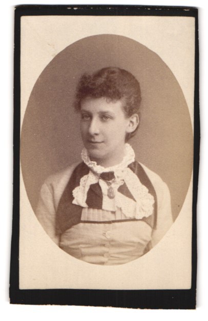 Photograph Carl Remde, Eisenach, Frauenberg 31, portrait young lady with amulet
