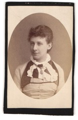 Photograph Carl Remde, Eisenach, Frauenberg 31, portrait young lady with amulet