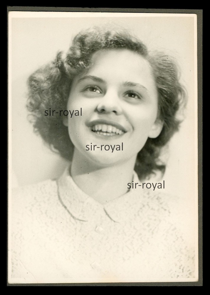 Pretty Laughing Young Woman in Portrait – Photo 9x13cm