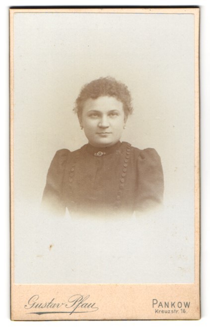 Photograph Gustav Pfau, Pankow, Kreuzstr. 16, girls with curly hair in black