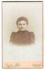 Photograph Gustav Pfau, Pankow, Kreuzstr. 16, girls with curly hair in black
