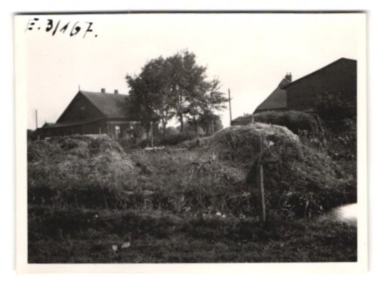 2 photographs Averlak, farm with haystacks