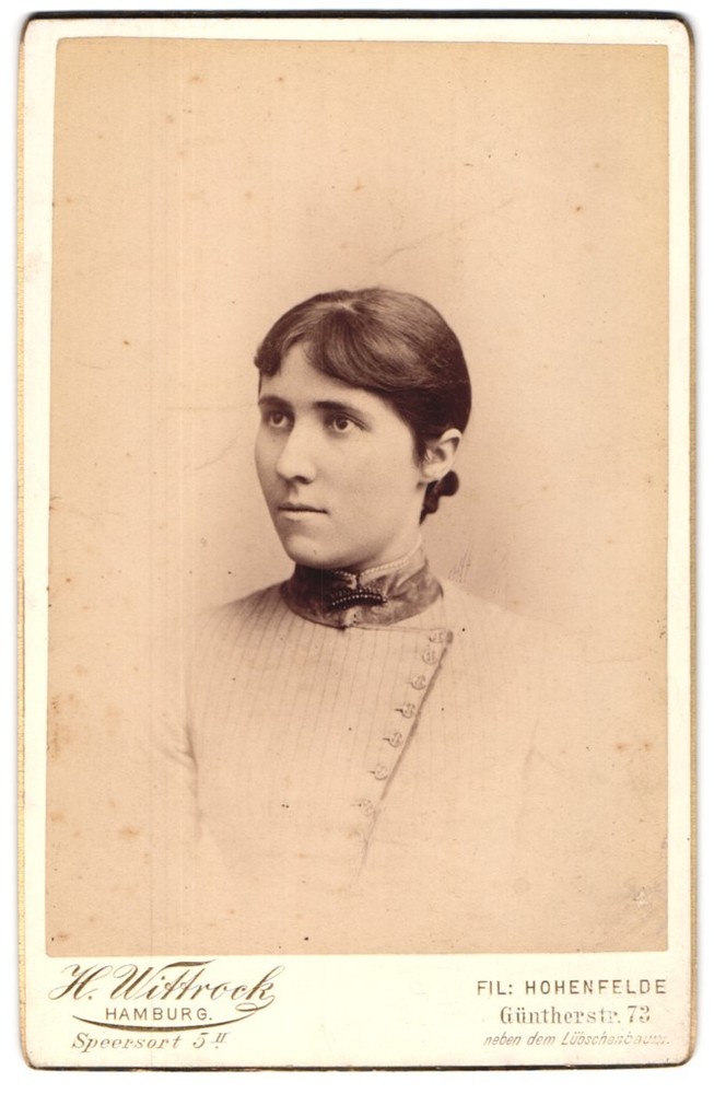 Photograph H. Wittrock, Hamburg, Speersort 5, Young Lady with Collar Brooch