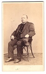 Photograph Franz Winter, portrait gentleman in suit, top hat in hands