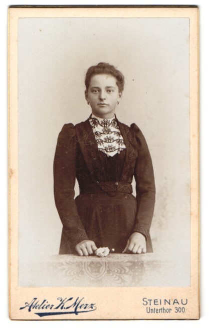 Photography studio K. Merz, Steinau, Unterthor 300, young woman in elegant clover