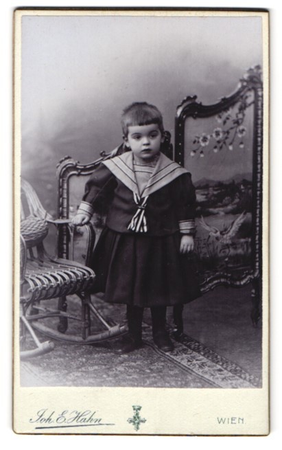Photograph Joh. E. Hahn, Vienna, Mariahilferstraße 105, little girl with short