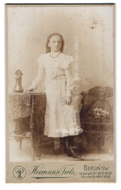 Photograph Hermann Tietz, Berlin, Leipzigerstrasse 46, girl in white lace