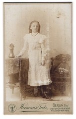 Photograph Hermann Tietz, Berlin, Leipzigerstrasse 46, girl in white lace