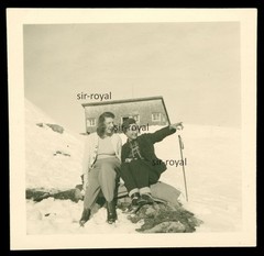 Pretty Women 1944 in Front of the Pengelstein Hut near Kitzbühel – 1940s – Photo 6x6cm