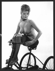 YGST-1067 VINTAGE 1960’S 7X10 ART NUDE BRITISH BUXOM MODEL SHOT BY RUSSELL GAY