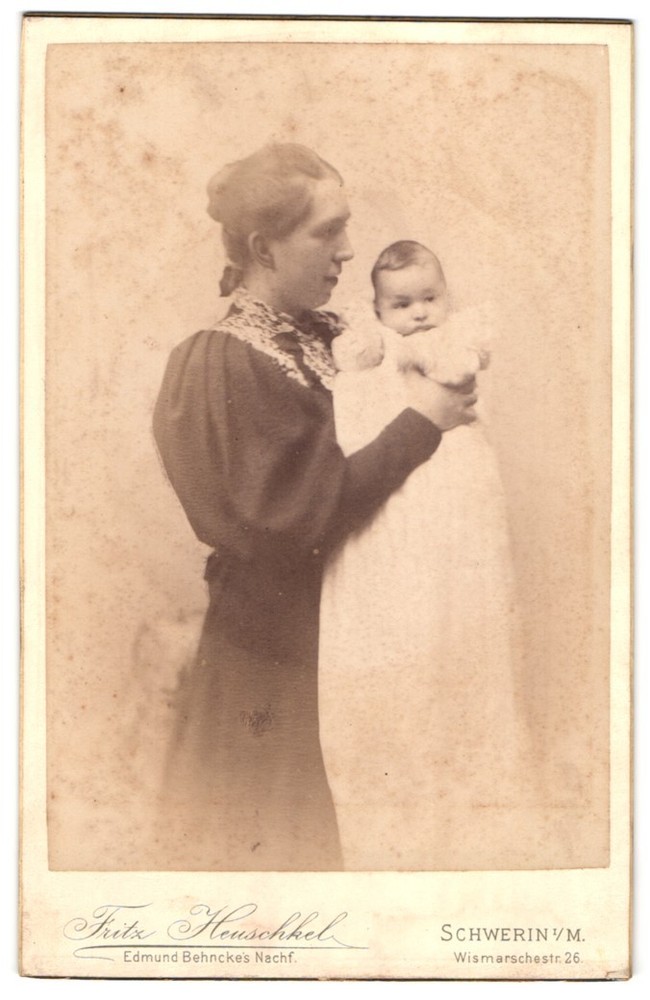 Photograph Fritz Heuschkel, Schwerin i. M., Wismarschetraße 26, mother in prof
