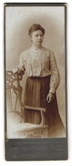 Photograph Hermann Tietz, Hamburg, size burstah 12-14, young lady in blouse and R