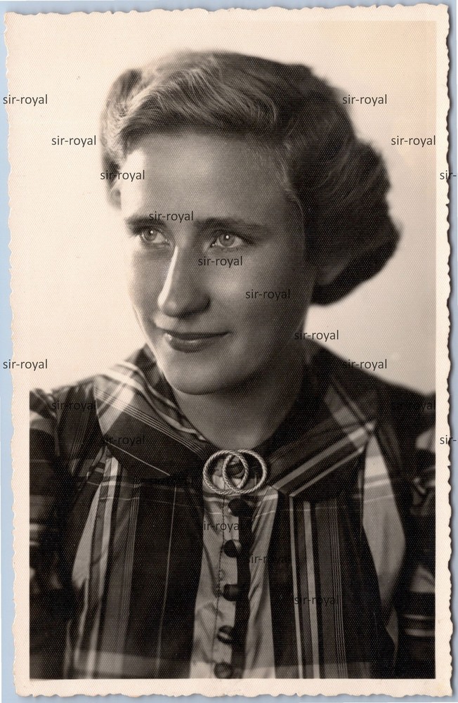 Brunswick 1930s – Pretty Woman in Portrait – Photo Postcard 9x14cm