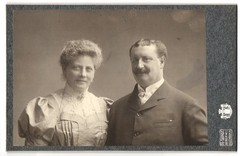 Photograph F. O. Lundt, Berlin, Unter den linden 24, lady in bright lace decoration
