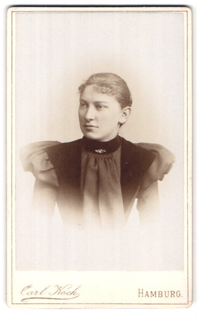 Photograph Carl Koch, Hamburg, Neuerwall 30, portrait of an elegantly dressed