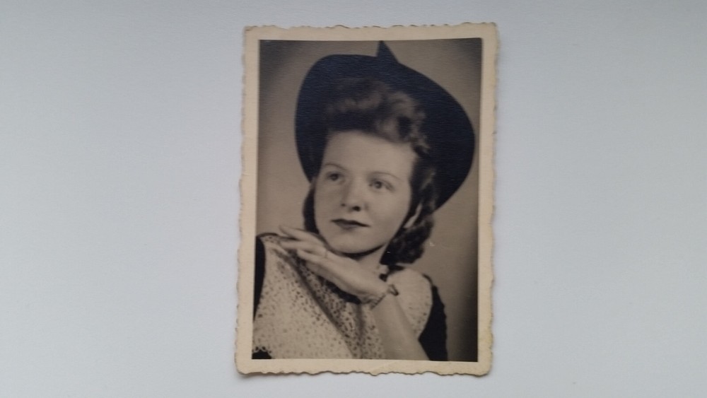 Photo 31R1555 Pretty Girl Lady circa 1940s approx 6x8cm