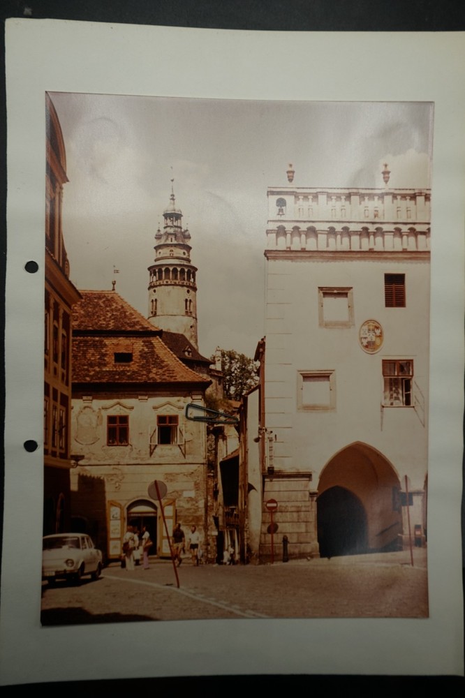 Photo view Castle Český Krumlov Bohemia gate coat of arms car house color Krumlov picture