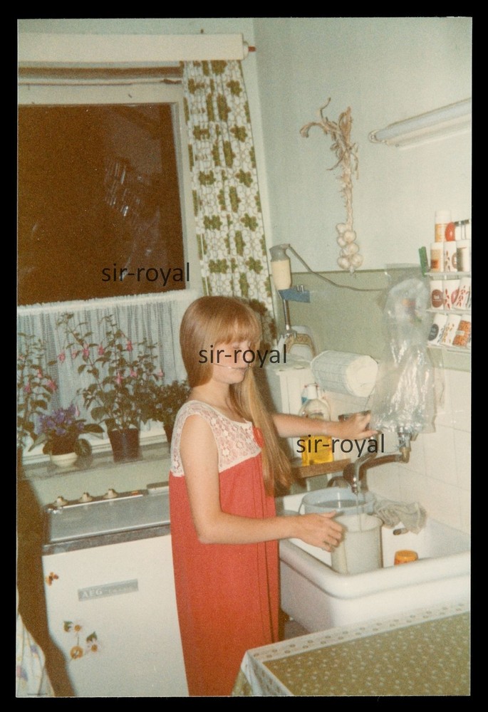 1982 – Mädchen mit außenliegender Zahnspange in der Küche – Foto 9x13cm