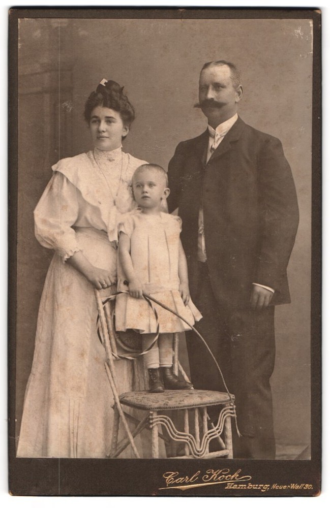 Photograph Carl Koch, Hamburg, Neuer Wall 30, middle-class couple with cute