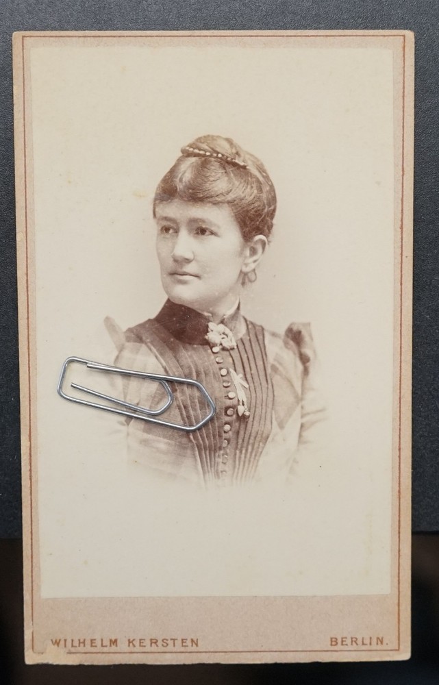 Photo CDV KAB portrait businesswoman Berlin jewelry brooch name model picture gold