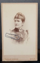 Photo CDV KAB portrait businesswoman Berlin jewelry brooch name model picture gold