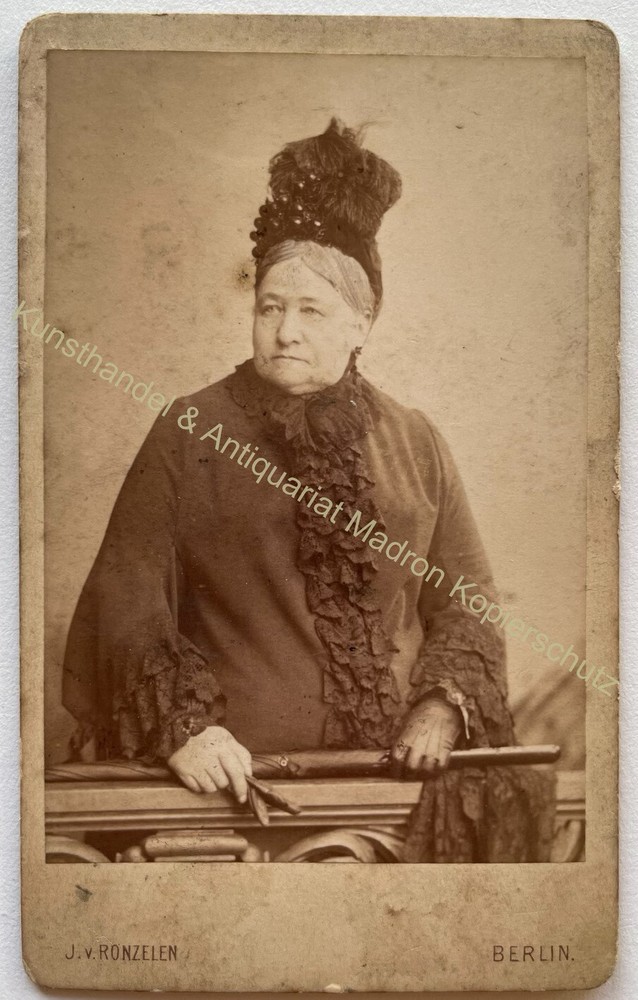 Photograph J. van Ronzelen, Berlin, portrait elderly lady CDV around 1870