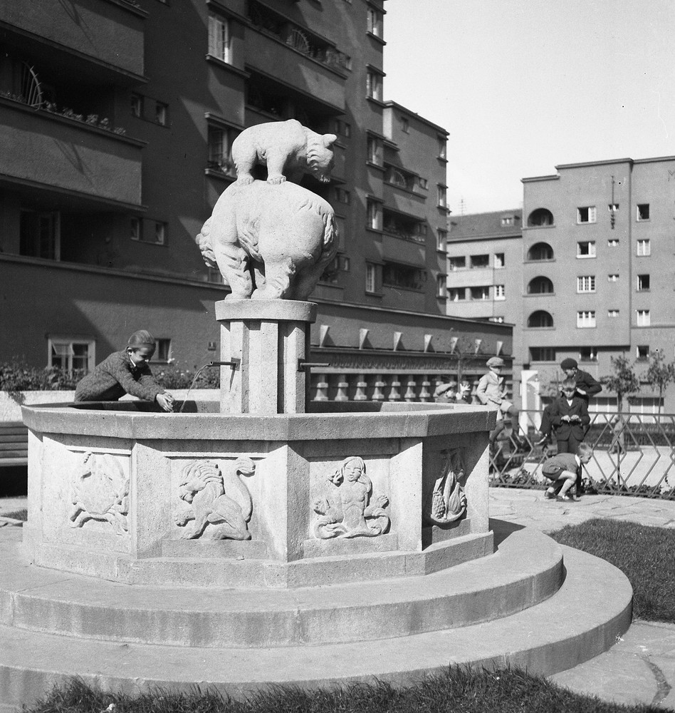 Mateotti Hof, Vienna, Wien city view, bears, fountain, by Eduard PEZDIKA, vintag