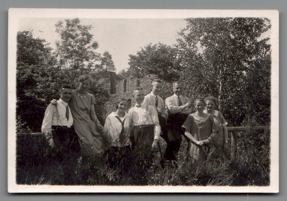 Photo Women and Men at the Nippenburg near Schramberg 1927 (F2045)