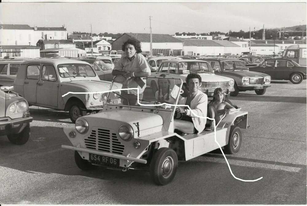 30x20cm orig photo 1973 Gilbert Becaud in Mini Moke in St Tropez R4 original model photo