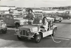 30x20cm orig photo 1973 Gilbert Becaud in Mini Moke in St Tropez R4 original model photo