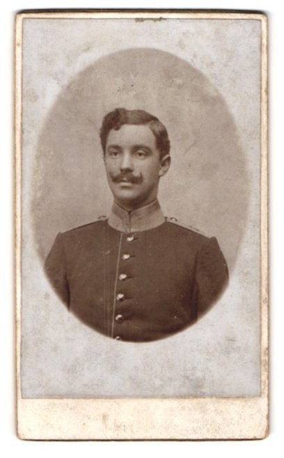 photograph soldier in uniform
