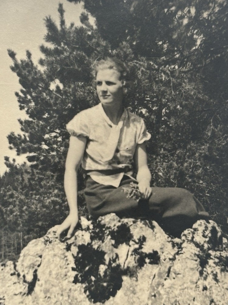 ❤️Beautiful Woman Sitting Pose Mountain Landscape Summer Circa 40-60s Vintage 6×9