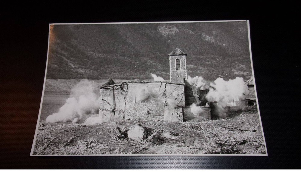 Photography Moi10097 Salles Explosion Of The Church 03/1974 17 X 12 Cm