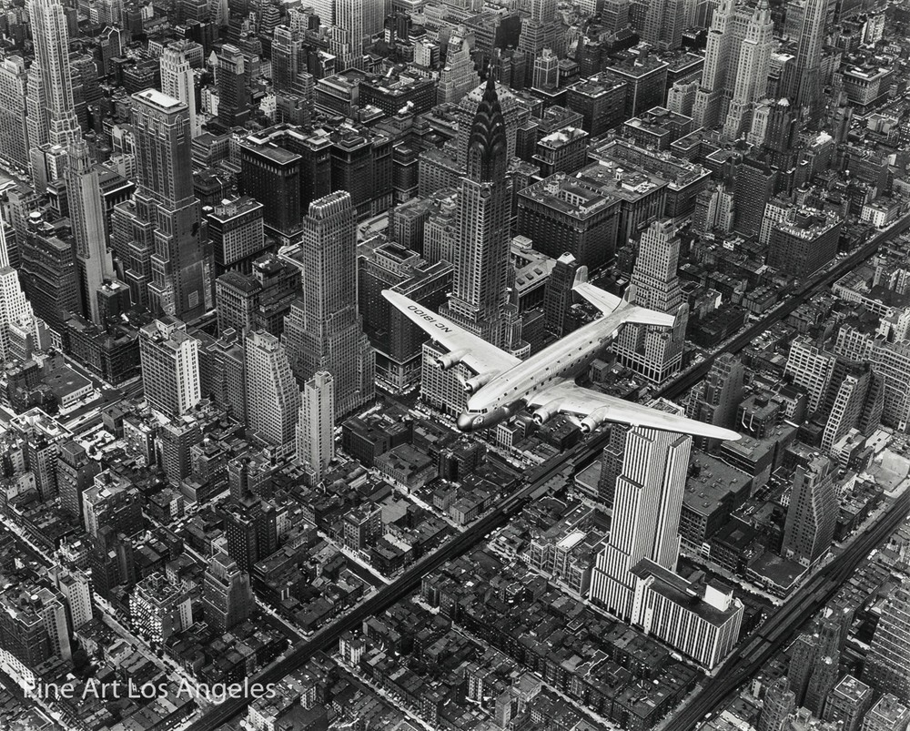 Margaret Bourke-White Photo «DC-4 Over Manhattan» 1939, 11×17″