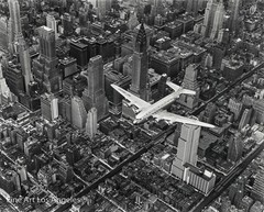 Margaret Bourke-White Photo «DC-4 Over Manhattan» 1939, 11×17″
