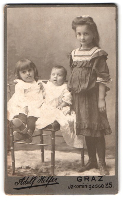 Photography Adolf Hefter, Graz, Jakominigasse 25, three children in festive clover