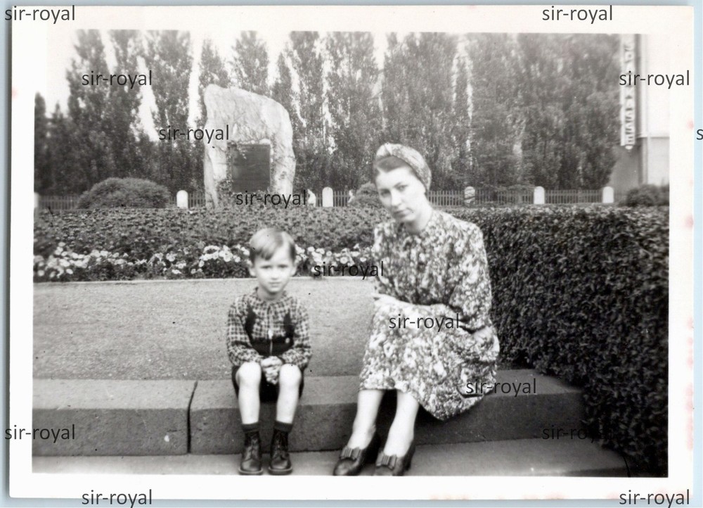 Beuel 1942 – Mother and Son in Front of Memorial – 1940s – Photo 9x6cm
