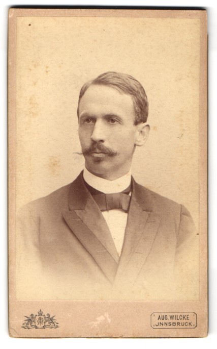 Photograph Aug. Wilcke, Innsbruck, Rudolfstraße 3, portrait of an elegant gentleman