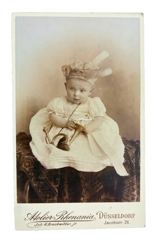 Photography CDV photo small child with feather cap picture antique fashion 1900 Düsseldorf