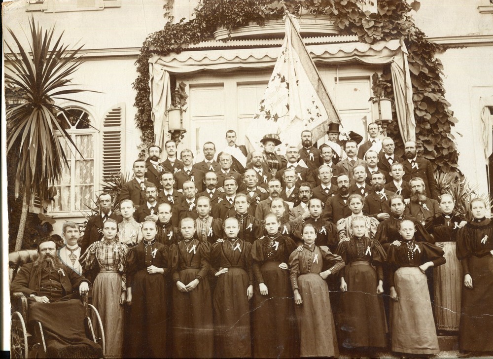 Old photo group photo in front of the country house, 25x30cm