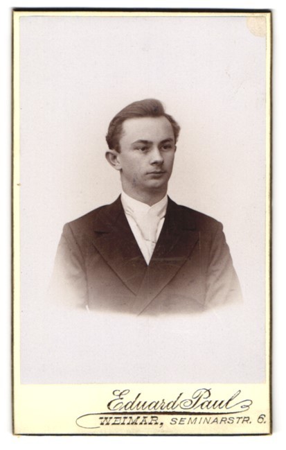 Photography Eduard Paul, Weimar, Seminarstr. 6, young gentleman in wide suit