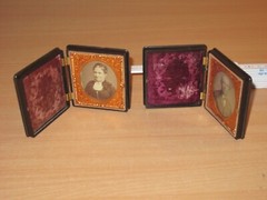2 Old Portrait Photos In Bakelite Box Around 1910 Very Decorative